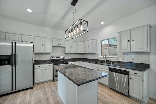 1100 Hyde Park Dr, Mckinney, TX 75069 - kitchen with appliances with stainless steel finishes, a sink, light wood-style flooring, a center island, and hanging light fixtures