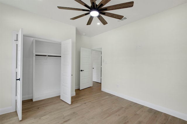 unfurnished bedroom featuring light wood-style flooring, baseboards, a closet, ceiling fan, and recessed lighting