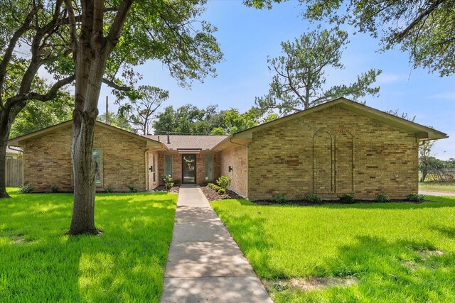 2000 Stacey Ct, Arlington, TX 76013 - view of front facade with brick siding and a front yard