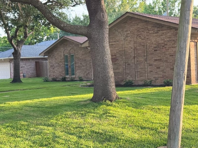 2000 Stacey Ct, Arlington, TX 76013 - single story home featuring brick siding, a front lawn, and a garage