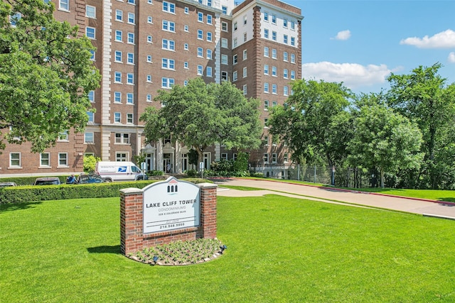 329 E Colorado Blvd Unit 605, Dallas, TX 75203 - view of home's community with a yard