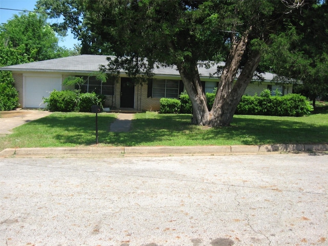 112 Cedar Heights Dr, Palestine, TX 75803 - ranch-style home with a front yard, a garage, brick siding, and concrete driveway