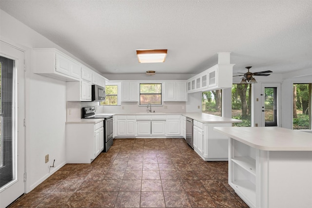 104 Murls Lake Rd, Weatherford, TX 76085 - kitchen with stainless steel appliances, a sink, a peninsula, light countertops, and open shelves