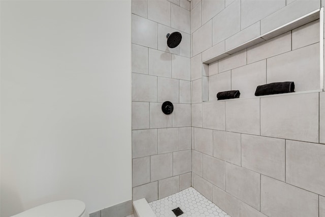 10166 San Lorenzo Dr, Dallas, TX 75228 - full bath with tiled shower, toilet, and baseboards