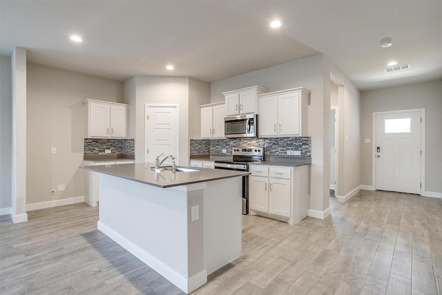 600 Trinity Park Trl, Alvarado, TX 76009 - kitchen with stainless steel appliances, a sink, backsplash, light wood-style floors, and recessed lighting