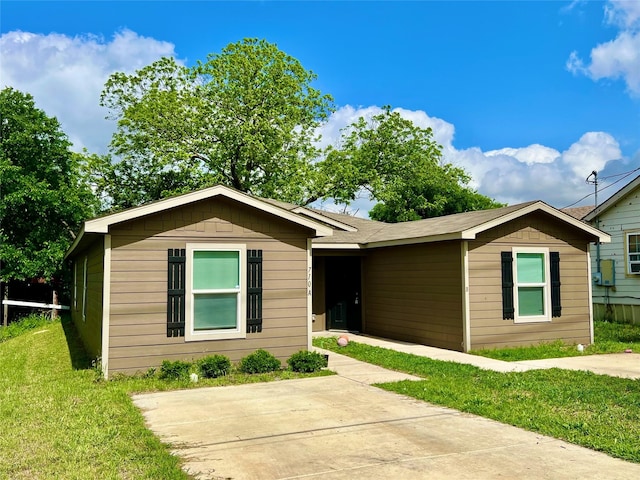 710 S 20th St, Temple, TX 76501 - single story home featuring a front lawn