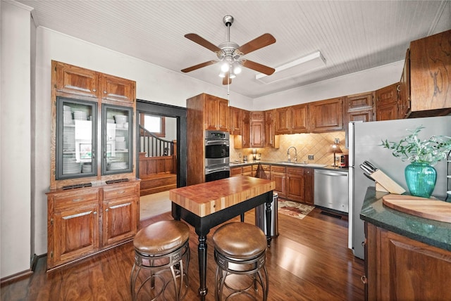 403 S Royall, Palestine, TX 75801 - kitchen featuring a sink, appliances with stainless steel finishes, dark wood-style floors, and a ceiling fan