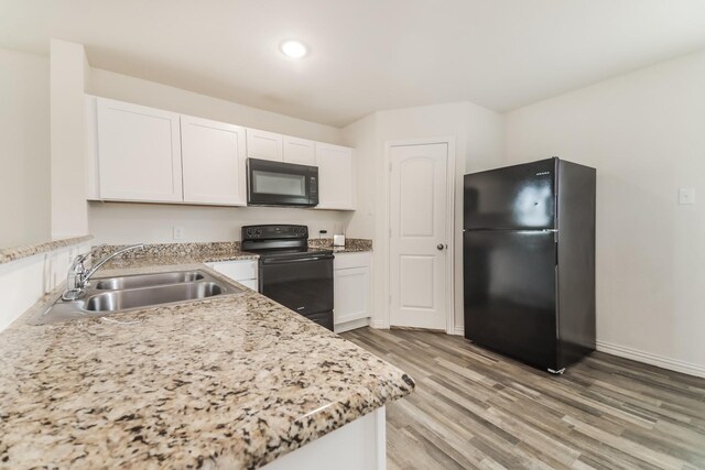 330 Flagship Ln, Gun Barrel City, TX 75156 - kitchen featuring black appliances, a sink, light wood-style floors, white cabinets, and baseboards