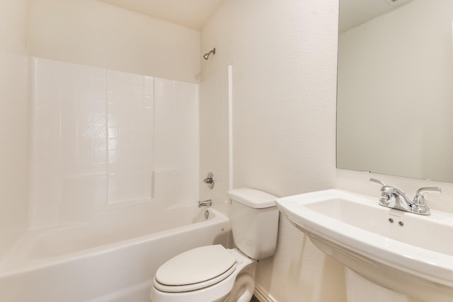 330 Flagship Ln, Gun Barrel City, TX 75156 - bathroom featuring a sink, toilet, and shower / bathtub combination