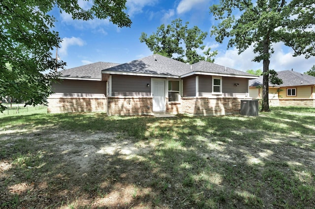 804 Hemlock Dr, West Tawakoni, TX 75474 - view of front of property with brick siding, a shingled roof, and a front yard