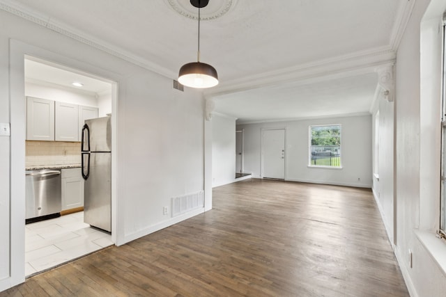 5033 N Hall St, Dallas, TX 75235 - empty room featuring ornamental molding, light wood-type flooring, and baseboards