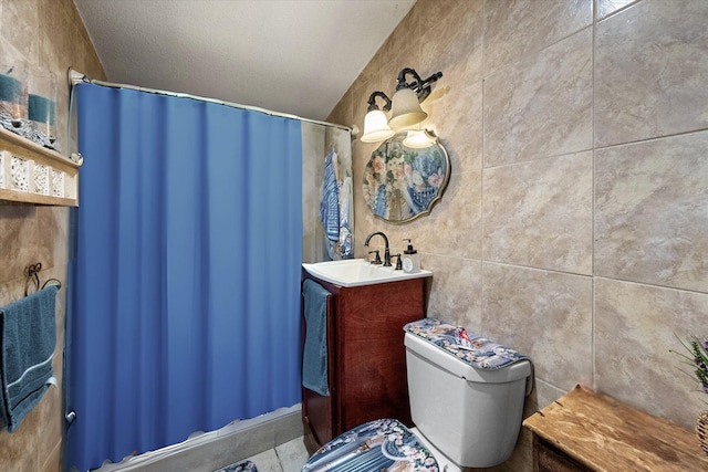 1017 S Newark Ave, Fort Worth, TX 76105 - full bath featuring a shower with curtain, vanity, toilet, tile walls, and vaulted ceiling