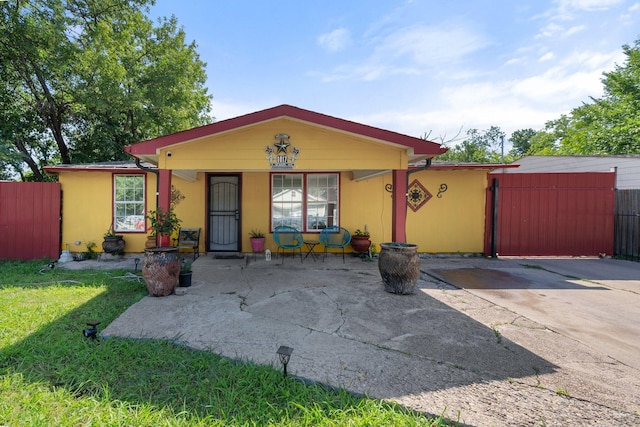 1017 S Newark Ave, Fort Worth, TX 76105 - view of front facade featuring a porch