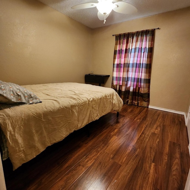 611 N Lamar St, Tioga, TX 76271 - bedroom with wood finished floors, a textured ceiling, a ceiling fan, and baseboards