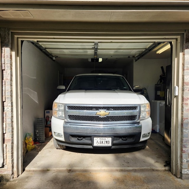 611 N Lamar St, Tioga, TX 76271 - view of garage