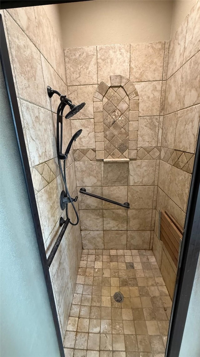 124 Heritage Pkwy W, Decatur, TX 76234 - full bath featuring tiled shower