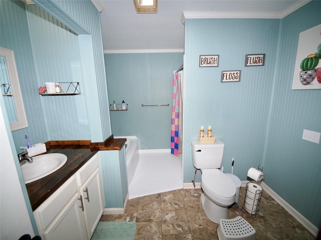 804 Austin Rd, Graham, TX 76450 - full bathroom featuring toilet, curtained shower, vanity, crown molding, and baseboards