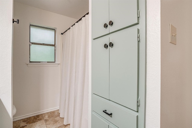 132 S Briaroaks Rd, Burleson, TX 76028 - full bathroom featuring baseboards, toilet, and a shower with curtain