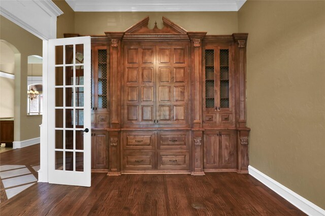 6805 Castle Pines Ct, Tyler, TX 75703 - detailed view of wood finished floors, arched walkways, baseboards, and crown molding