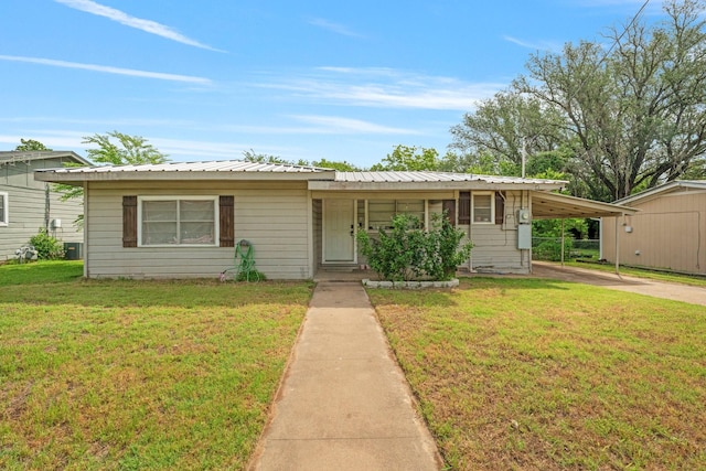 685 S First Ave, Stephenville, TX 76401 - bungalow featuring concrete driveway, a front yard, and a carport