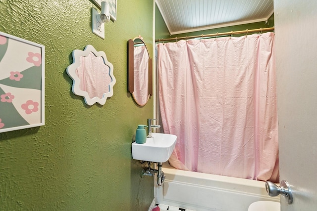685 S First Ave, Stephenville, TX 76401 - full bath with a sink, shower / bathtub combination with curtain, and toilet