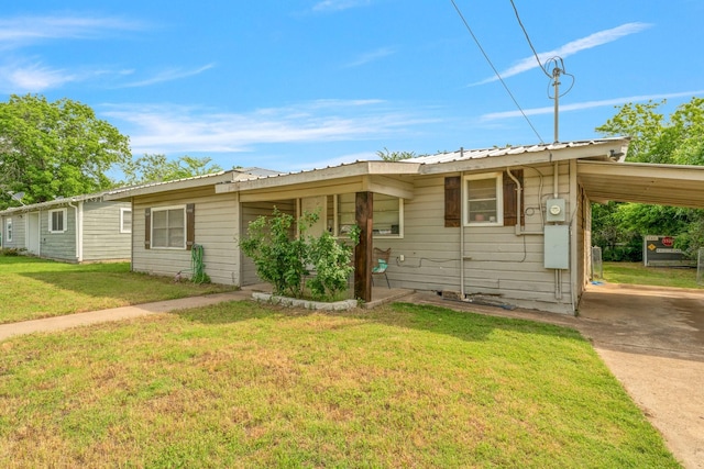 685 S First Ave, Stephenville, TX 76401 - ranch-style home featuring an attached carport, a front yard, driveway, and metal roof