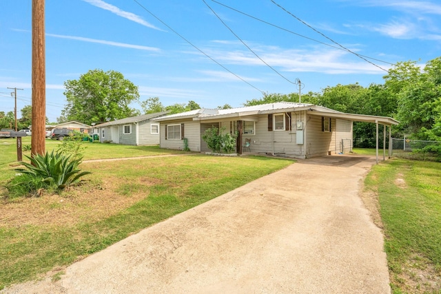 685 S First Ave, Stephenville, TX 76401 - view of front facade featuring concrete driveway and a carport