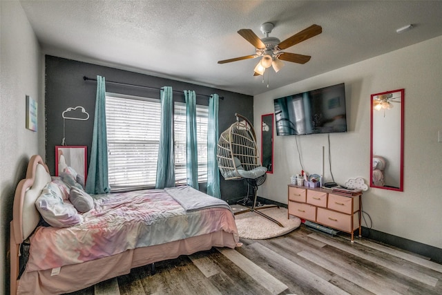 703 Moss Glen Trl, Arlington, TX 76002 - bedroom with wood finished floors, a textured ceiling, ceiling fan, and baseboards