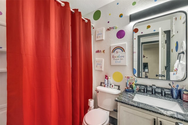 703 Moss Glen Trl, Arlington, TX 76002 - bathroom with toilet, vanity, a textured ceiling, and a shower with shower curtain