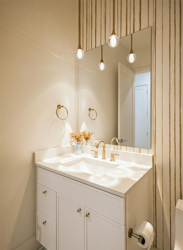 2935 Lovers Ln, University Park, TX 75225 - bathroom with vanity and wallpapered walls