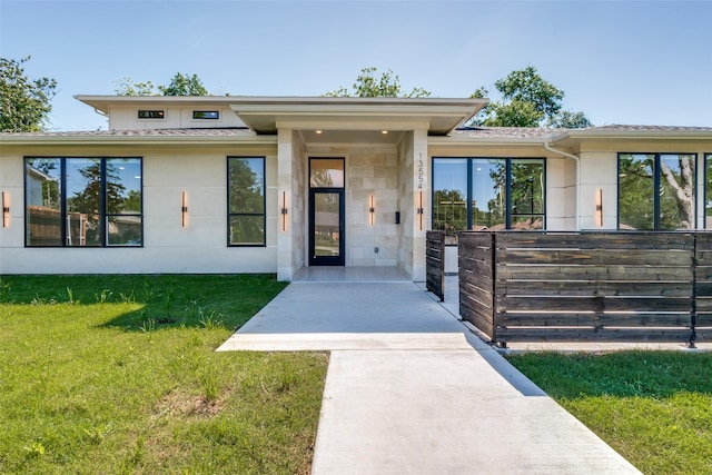 13554 Pyramid Dr, Farmers Branch, TX 75234 - view of front of home with a front lawn and stucco siding