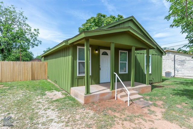 2942 Russell Ave, Abilene, TX 79605 - bungalow-style home featuring board and batten siding, cooling unit, and covered porch