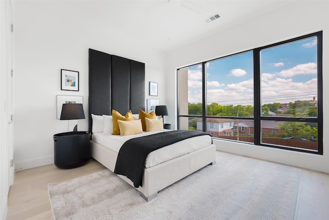 610 N Oak Cliff Blvd Unit 301, Dallas, TX 75208 - bedroom with light wood-style floors and baseboards