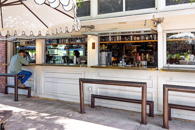 610 N Oak Cliff Blvd Unit 301, Dallas, TX 75208 - indoor wet bar with concrete flooring