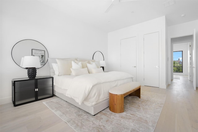 610 N Oak Cliff Blvd Unit 301, Dallas, TX 75208 - bedroom featuring light wood finished floors and ceiling fan