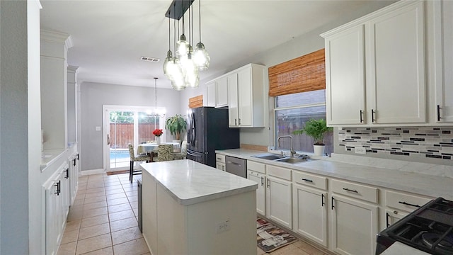 6920 Willow Crest Dr, Mckinney, TX 75070 - kitchen with a sink, black appliances, a chandelier, backsplash, and a center island