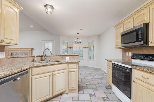 709 Billups Cir, Van Alstyne, TX 75495 - kitchen featuring appliances with stainless steel finishes, a sink, light brown cabinetry, decorative backsplash, and a chandelier