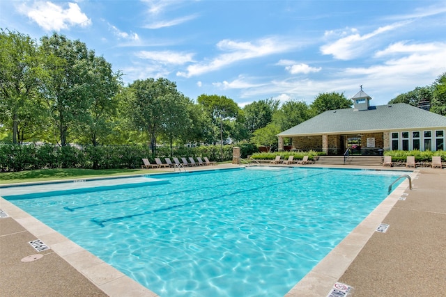 1615 Georgetown Dr, Allen, TX 75013 - community pool with fence, view of wooded area, and a patio area