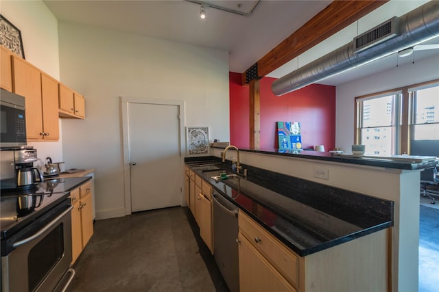2502 Live Oak St Unit 314, Dallas, TX 75204 - kitchen featuring a sink, appliances with stainless steel finishes, a peninsula, finished concrete floors, and light brown cabinets