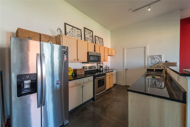 2502 Live Oak St Unit 314, Dallas, TX 75204 - kitchen featuring appliances with stainless steel finishes, a sink, finished concrete flooring, light brown cabinetry, and dark countertops