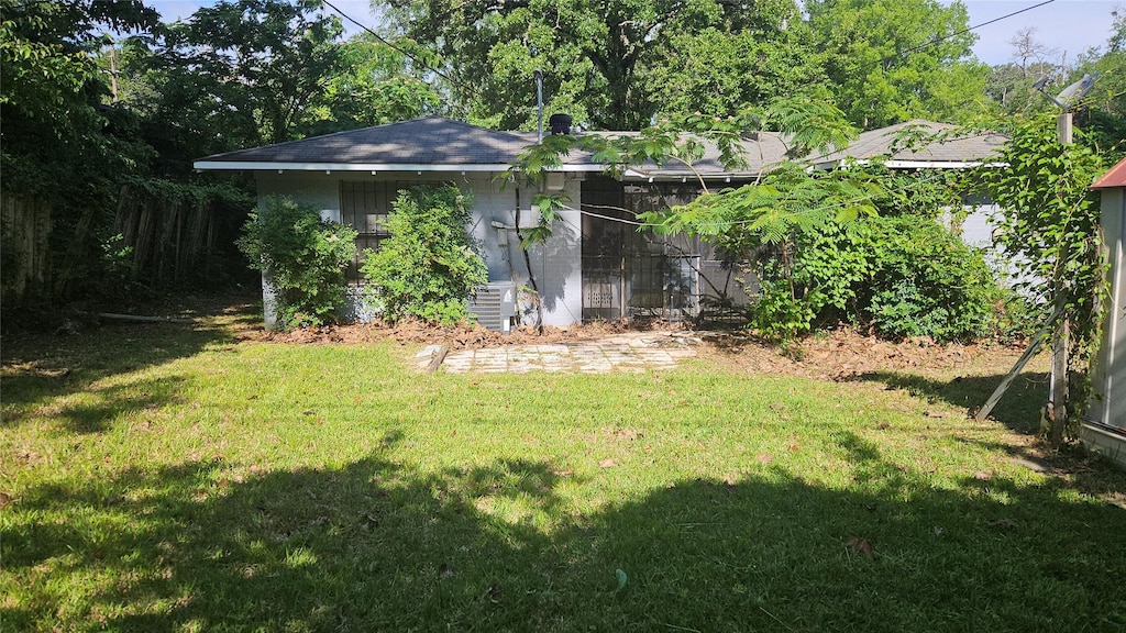 view of green lawn