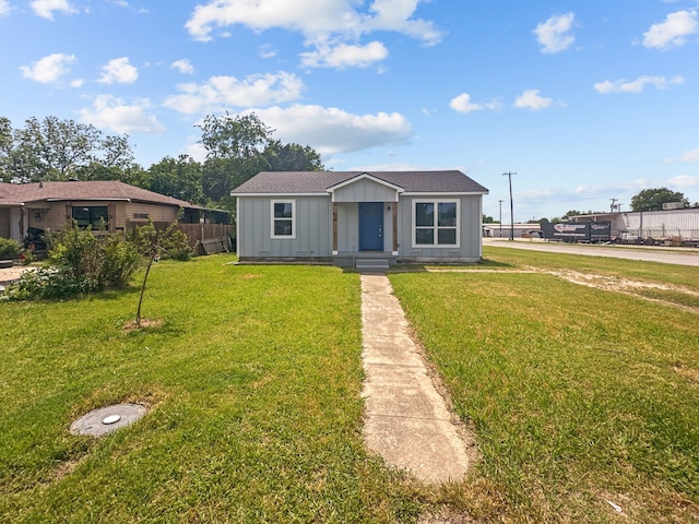 1209 N Morris St, Gainesville, TX 76240 - view of front of home featuring board and batten siding