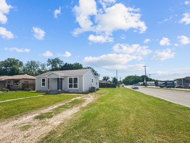 1209 N Morris St, Gainesville, TX 76240 - manufactured / mobile home featuring central air condition unit, a front yard, and driveway