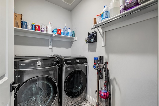 1806 Clouded Wren Dr, Arlington, TX 76005 - laundry area with washing machine and clothes dryer and baseboards