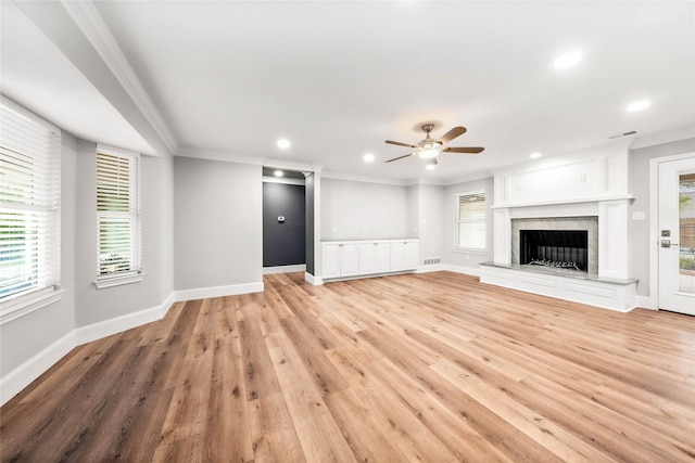 9916 Sandalwood Dr, Woodway, TX 76712 - unfurnished living room featuring ornamental molding, a ceiling fan, light wood-type flooring, recessed lighting, and baseboards
