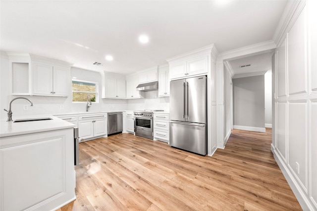 9916 Sandalwood Dr, Woodway, TX 76712 - kitchen with high quality appliances, a sink, under cabinet range hood, backsplash, and recessed lighting