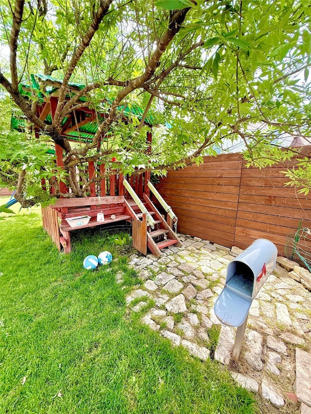 708 W Lonesome Dove Trl, Arlington, TX 76001 - view of yard