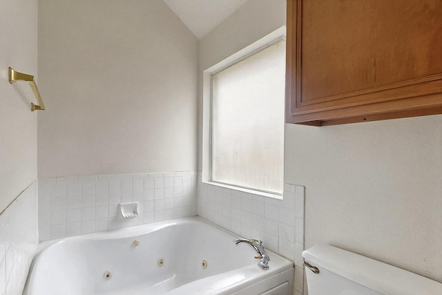 232 Cotton Wood Ct, Rockwall, TX 75032 - full bathroom featuring toilet, a jetted tub, and vaulted ceiling