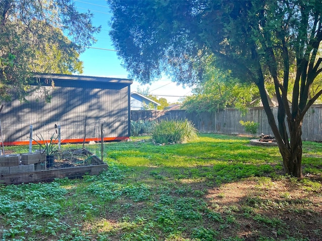 2615 W Brooklyn Ave, Dallas, TX 75211 - view of yard with a vegetable garden