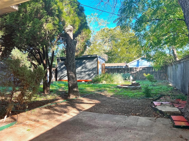 2615 W Brooklyn Ave, Dallas, TX 75211 - fenced backyard with a storage unit, an outbuilding, and a patio area